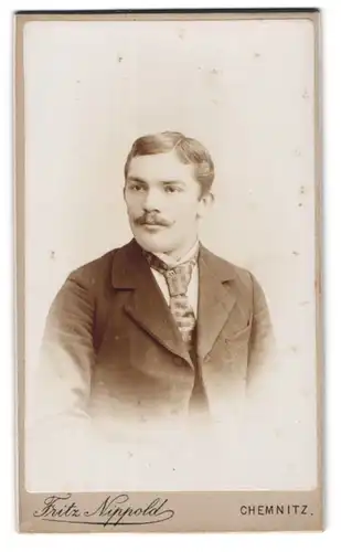 Fotografie Fritz Nippold, Chemnitz, Zwickauerstr. 2, Elegant gekleideter Herr mit Moustache