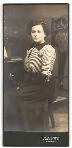 Fotografie Paul Rapesch, Chemnitz i. S., Brückenstr. 31, Dame im gestreiften Hemd