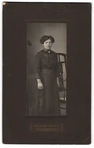 Fotografie Gustav Erich, Merlenbach i. L., Bürgerliche Dame im schwarzen Kleid