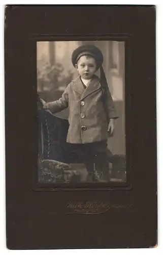 Fotografie Wilh. Herber, Neuhaus i. W., Kleiner Junge im Mantel