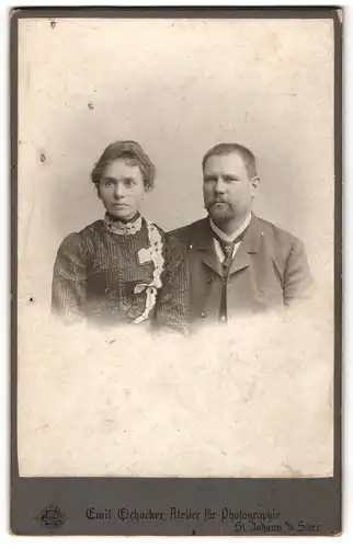 Fotografie Emil Eichacker, St. Johann a. d. Saar, Victoriastrasse 4, Gutbürgerliches Paar in vetrauter Pose