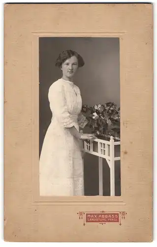 Fotografie Max Abbass, Landstuhl, Junge Dame im hübschen Kleid