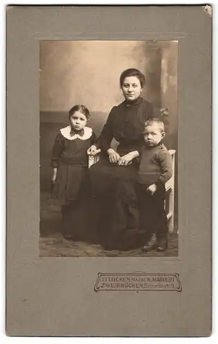 Fotografie J. Flocken, Zweibrücken, Bismarckstr. 9, Mutter mit Tochter und Sohn