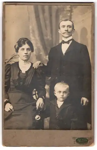 Fotografie Jak. Fritz, Kusel, Bahnhofstrasse, Wohlhabendes Paar mit Sohn