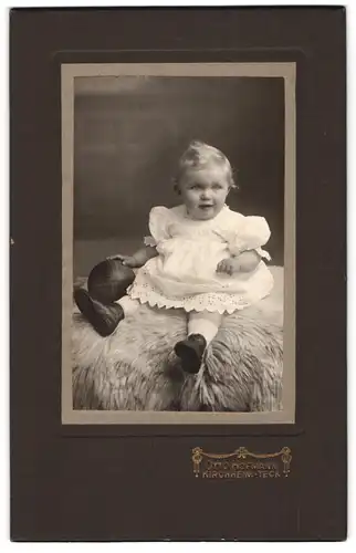 Fotografie Otto Hofmann, Kirchheim-Teck, Niedliches Mädchen mit Ball