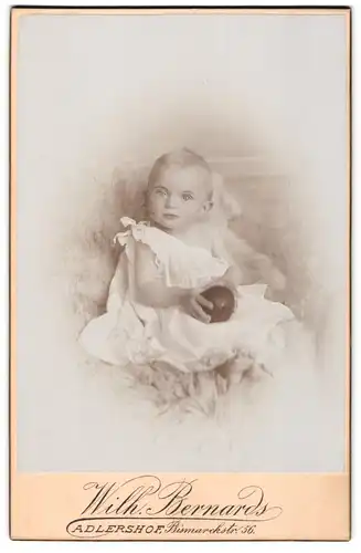 Fotografie Wilh. Bernards, Adlershof, Bismarckstr. 56, Kleines Kind mit einem Ball
