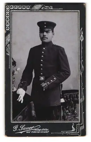 Fotografie G. Sauer, Wittenberg, Jüdenstrasse 10, Junger Soldat in Uniform mit Zigarre und Bajonett