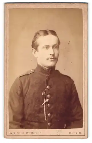 Fotografie Wilhelm Kersten, Berlin, Krausen-Strasse 40, Junger Soldat in Uniform mit Taschenuhr
