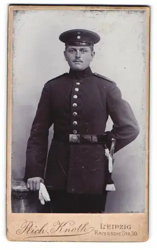 Fotografie Rich. Knoth, Leipzig, Bayersche Strasse 30, Soldat mit Bajonett und Portepee in Uniform