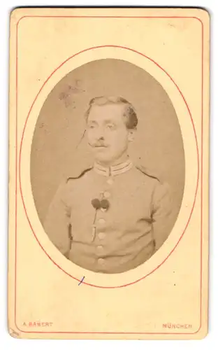 Fotografie A. Bammert, München, Unteranger 14, Gardesoldat in Uniform