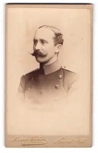 Fotografie Herman Koch, Neuwied a. Rh., Soldat mit präzise gescheiteltem Haar in Uniform