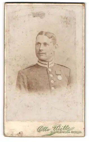 Fotografie Otto Witte, Berlin, Skalitzerstrasse 54, Gardesoldat mit Orden in Uniform