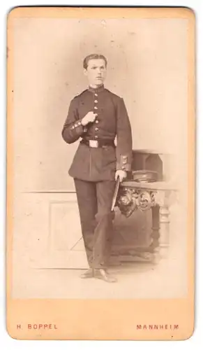 Fotografie H. Boppel, Mannheim, Portrait eines Soldaten mit Bajonett