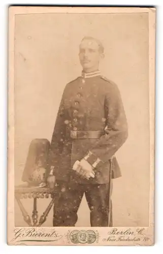 Fotografie G. Bierentz, Berlin, Neue Friedrichstrasse 70, Portrait e. Gardesoldat, Bajonett, Pickelhaube mit Paradebusch