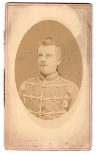 Fotografie G. J. Koch, Schleswig, Lollfuss 118-120, Portrait eines Husar in Uniform
