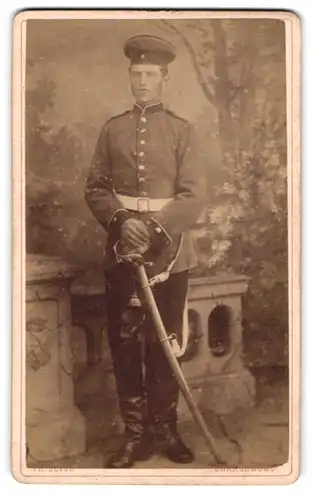 Fotografie Ph. Leigh, Saargemünd, Rue de la Chapelle, Portrait eines jungen Soldat mit Säbel