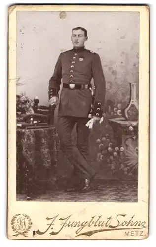 Fotografie J. Jungblut Sohn, Metz, Gartenstrasse 10, Portrait eines jungen Soldat mit Portepee und Bajonett