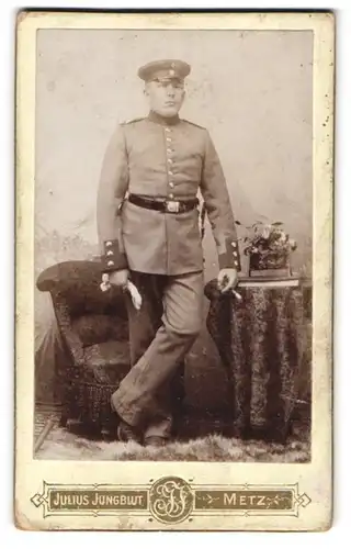 Fotografie Julius Jungblut, Metz, Gartenstrasse 10, Soldat in Uniform mit Zigarre und Bajonett
