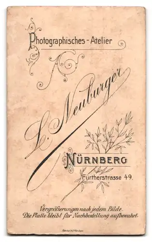 Fotografie L. Neuburger, Nürnberg, Fürtherstrasse 49, Junger Soldat mit Bajonett und Zigarre