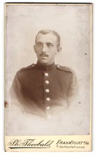 Fotografie Ph. Theobald, Frankfurt a.M., Gutleutstrasse, Portrait eines Soldaten des IR 81