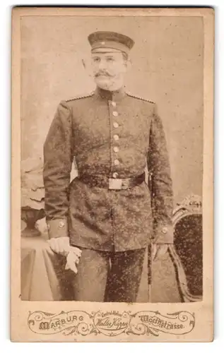 Fotografie Walter Küpper, Marburg, Kasernen- & Wörthstrasse, Einjährig Freiwillig Dienender Soldat mit Bajonett
