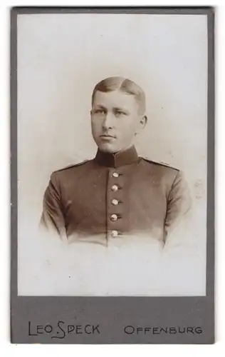 Fotografie Leo. Speck, Offenburg, Junger Soldat in Uniform mit akuraten Scheitel