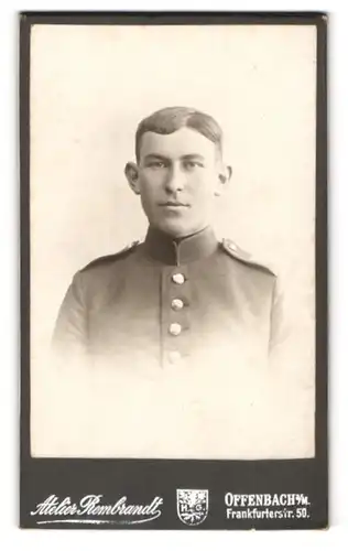 Fotografie Atelier Rembrandt, Offenbach a. M., Frankfurterstrasse 50, Junger Soldat mit Segelohren in Uniform