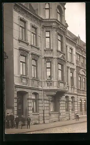 AK Neumünster, Lausbuben vor einem Wohnhaus