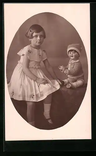 Foto-AK Mädchen im Kleid mit seiner Puppe