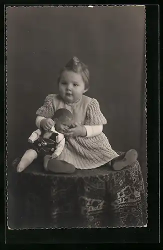 Foto-AK Kleines Mädchen mit seiner Puppe