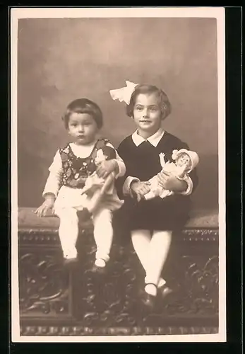 Foto-AK Zwei kleine Mädchen mit Puppen