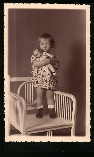 Foto-AK Kleines Mädchen im Kleid mit seiner Puppe