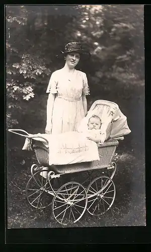 Foto-AK Junge Frau mit Baby im Kinderwagen