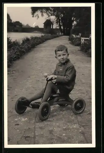 Foto-AK Kleiner Junge auf seinem Auto