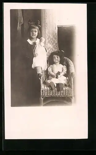 Foto-AK Mädchen mit seinen Puppen