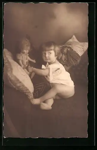 Foto-AK Halbnacktes Kleinkind mit seiner Puppe