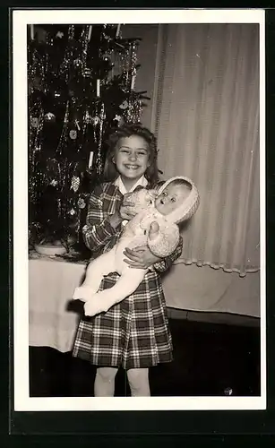Foto-AK Mädchen mit Puppe am Weihnachtsbaum