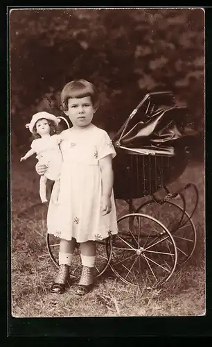 Foto-AK Mädchen mit Puppe und Puppenwagen