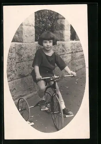 Foto-AK Mädchen mit ihrem Dreirad