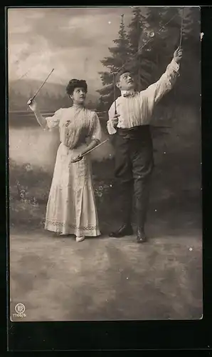 Foto-AK Frau und Mann spielen mit Diabolo