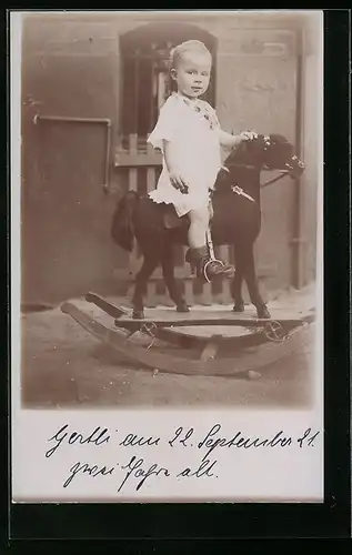 Foto-AK Mädchen reitet ihr Schaukelpferd