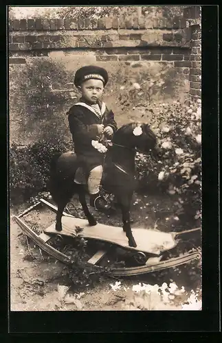 Foto-AK Bub in Matrosendress und Mützenband Deutschland auf seinem Schaukelpferd