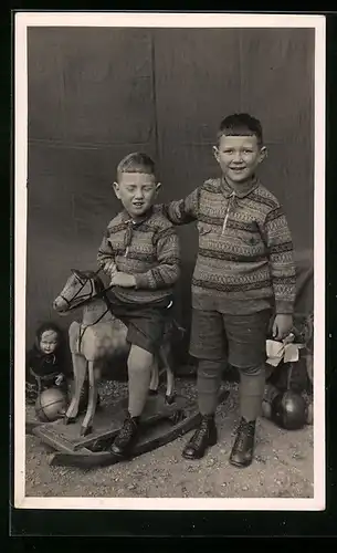 Foto-AK Zwei Brüder mit ihrem Schaukelpferd