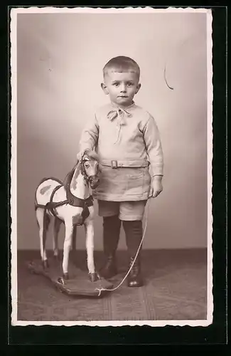 Foto-AK Bub mit seinem Rollpferd