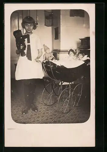 Foto-AK Mädchen mit Puppenwagen und Teddy