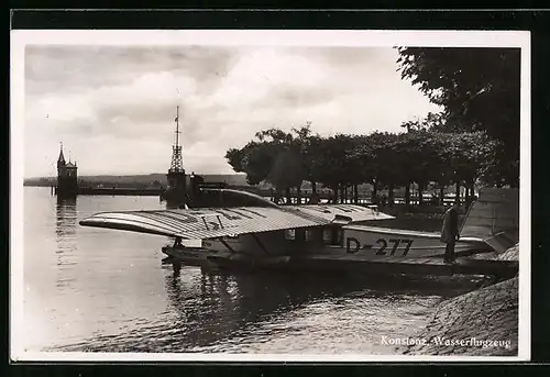 AK Konstanz, Wasserflugzeug Konstanz am Ufer des Bodensee