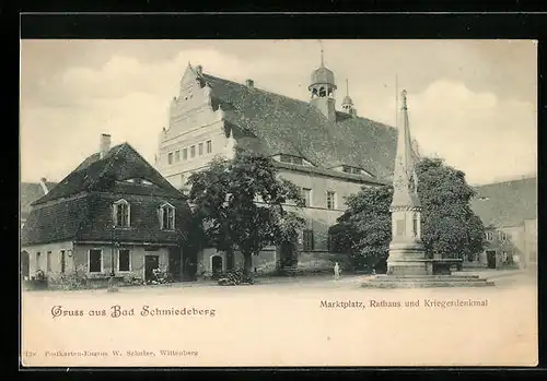 AK Bad Schmiedeberg, Marktplatz, Rathaus und Kriegerdenkmal