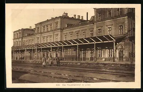 AK Libau, Bahnhof von der Gleisseite, Soldaten