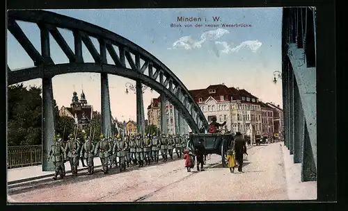 AK Minden i. w., Blick von der neuen Weserbrücke mit Soldaten