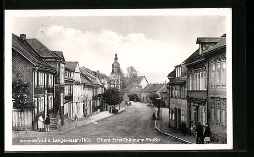 AK Langewiesen /Thür., Obere Ernst-Thälmann-Strasse mit Passanten